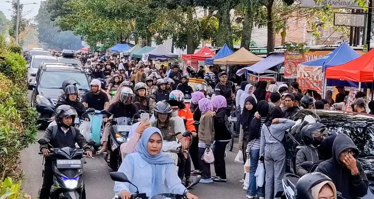 War Takjil Di Soreang, Keseruan Warga Telat Dikit Kehabisan