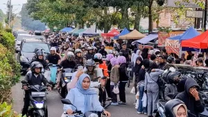 War Takjil Di Soreang, Keseruan Warga Telat Dikit Kehabisan