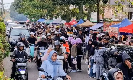 War Takjil Di Soreang, Keseruan Warga Telat Dikit Kehabisan