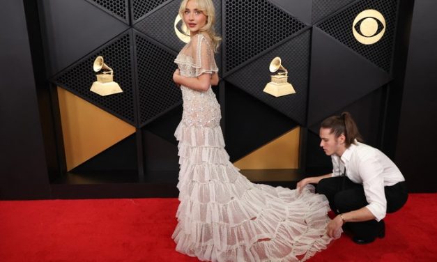 Sabrina Carpenter Tampil Romantis Dengan Gaun Ruffle Di Grammy Awards 2026