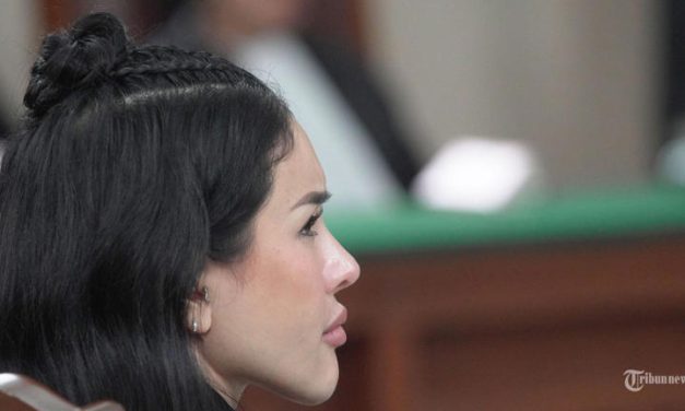 Sindiran Pedas Nikita Mirzani Soal Febrie, Publik Soroti Rompi Pink