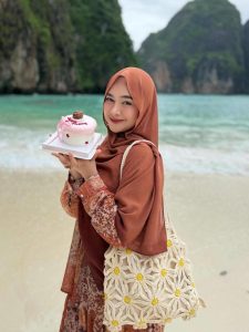 Gaya Santai & Stylish! Ria Ricis Rayakan Ulang Tahun Di Phuket