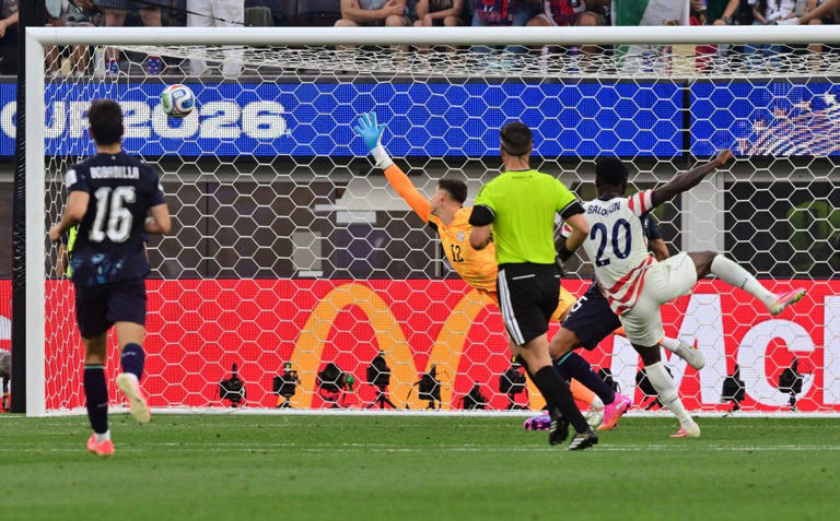 Drama Transfer Kiper! Zion Suzuki Merapat Ke PSG