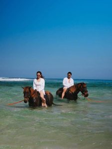 Momen Romantis Aaliyah & Thariq Halilintar Berkuda Di Sumba