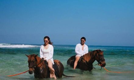 Momen Romantis Aaliyah & Thariq Halilintar Berkuda Di Sumba
