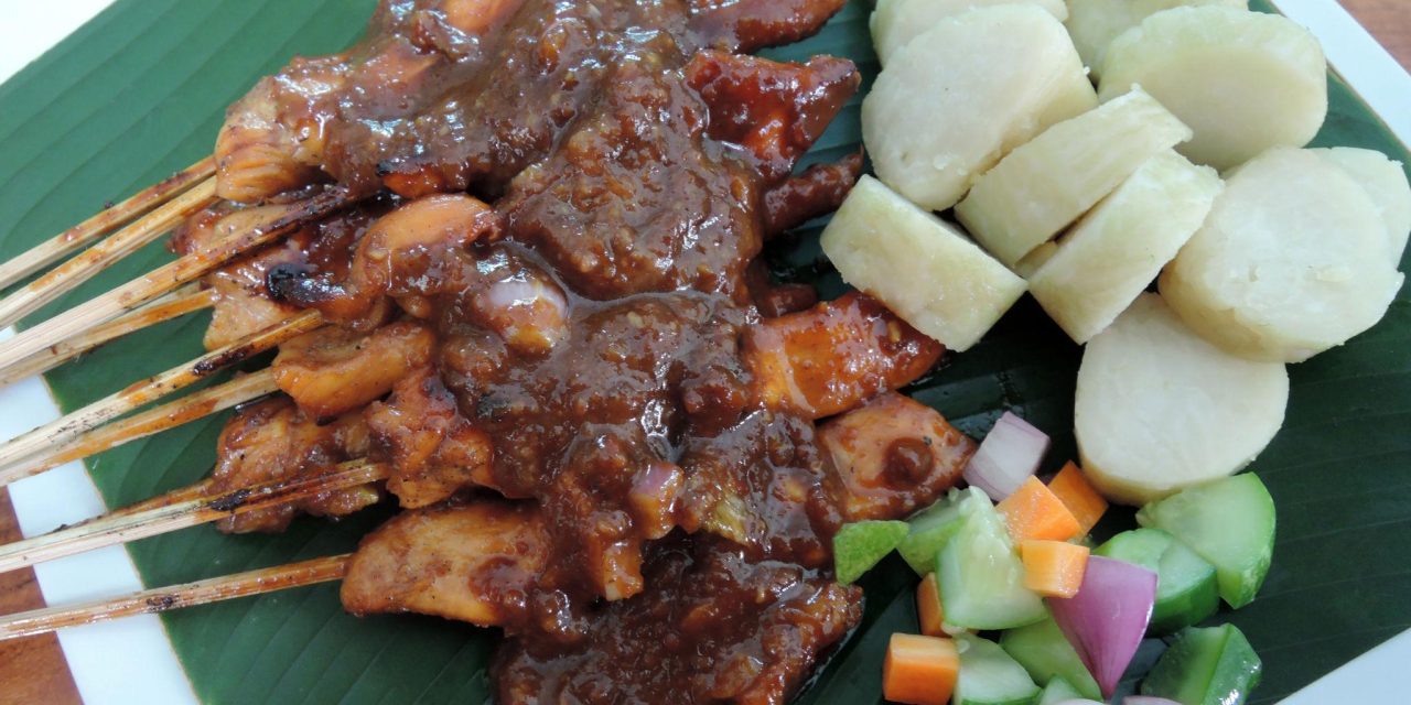 Bikin Nagih! Lontong Sate Gurih Dengan Siraman Bumbu Kacang
