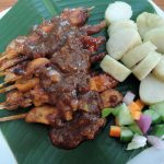 Bikin Nagih! Lontong Sate Gurih Dengan Siraman Bumbu Kacang