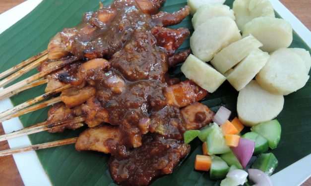 Bikin Nagih! Lontong Sate Gurih Dengan Siraman Bumbu Kacang
