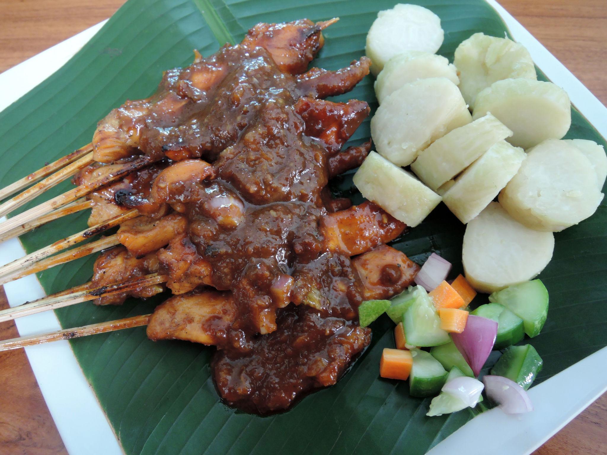 Bikin Nagih! Lontong Sate Gurih Dengan Siraman Bumbu Kacang