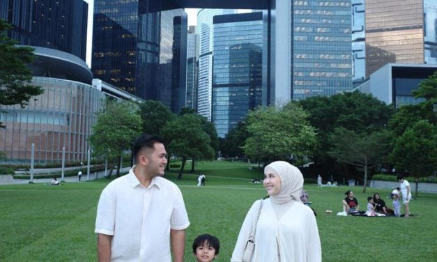 Family Goals! Kesha Ratuliu & Keluarga Liburan Di Victoria Peak