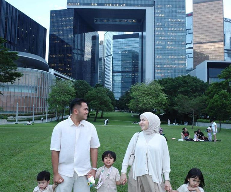 Family Goals! Kesha Ratuliu & Keluarga Liburan Di Victoria Peak