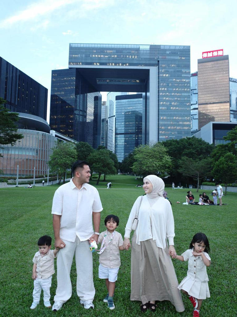 Family Goals! Kesha Ratuliu & Keluarga Liburan Di Victoria Peak