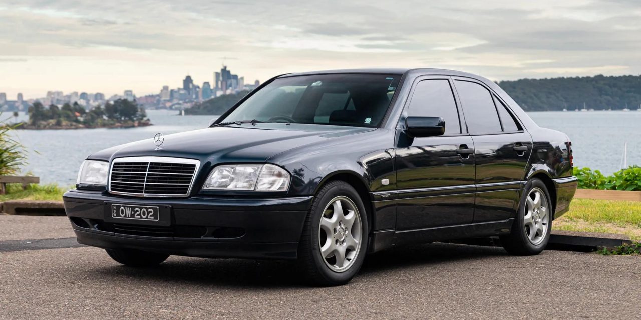Mobil Sultan Era 90-An! Intip Keistimewaan Mercedes-Benz W202