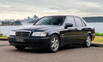 Mobil Sultan Era 90-An! Intip Keistimewaan Mercedes-Benz W202