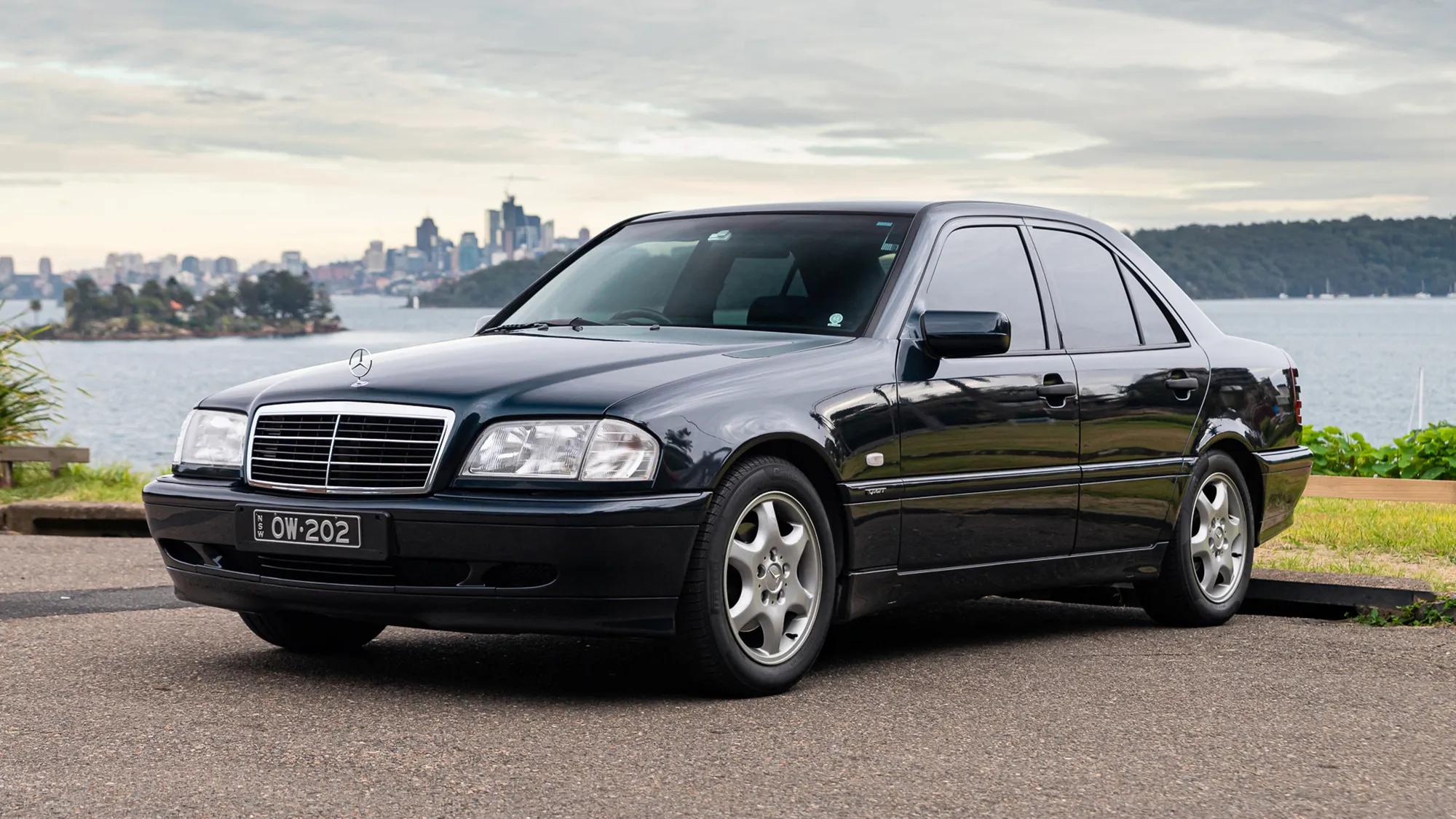 Mobil Sultan Era 90-An! Intip Keistimewaan Mercedes-Benz W202